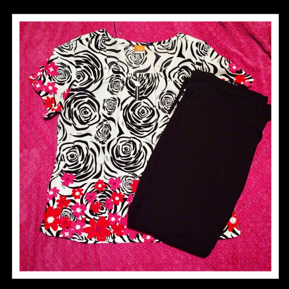 ❣️2/$20❣️ Patterned Scrub Top